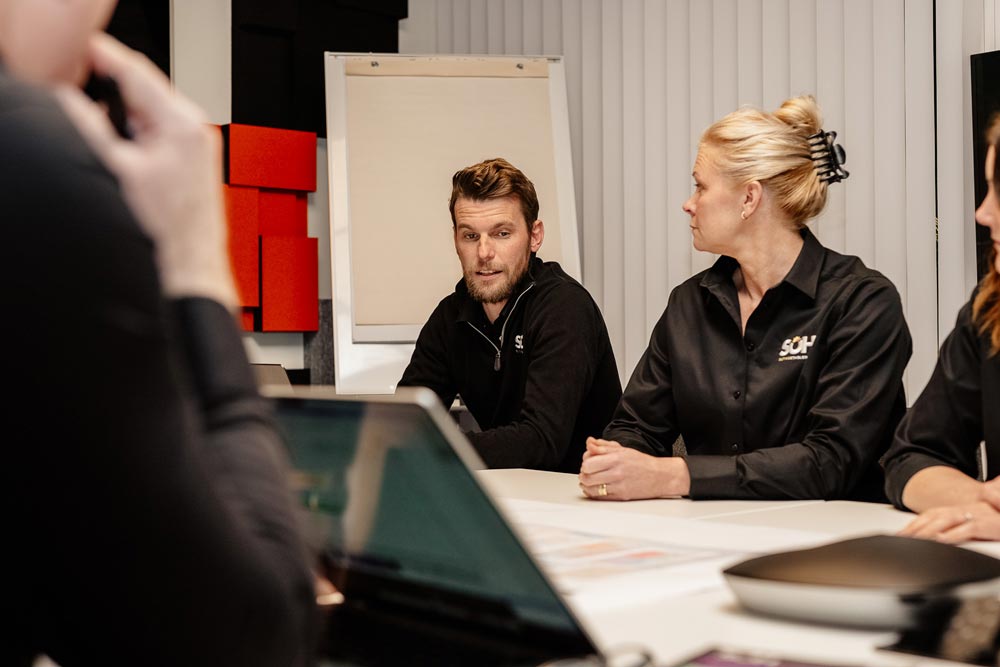 medarbetare-svarta-klader-1000px SOH:s medarbetare i möte med svarta kläder. En man och en kvinna