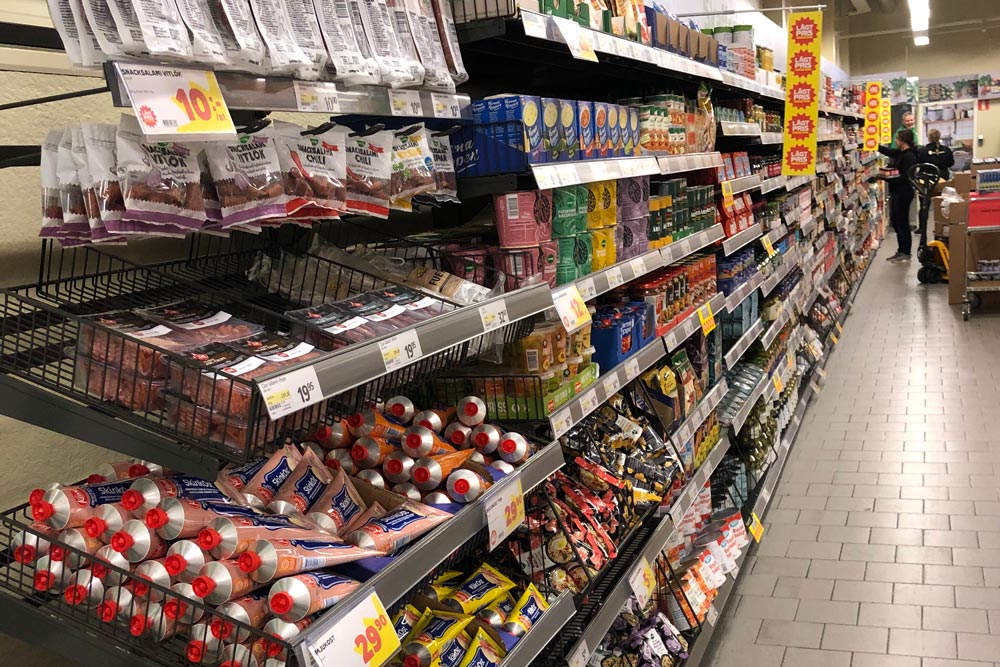 matvaror i hyllor i butik