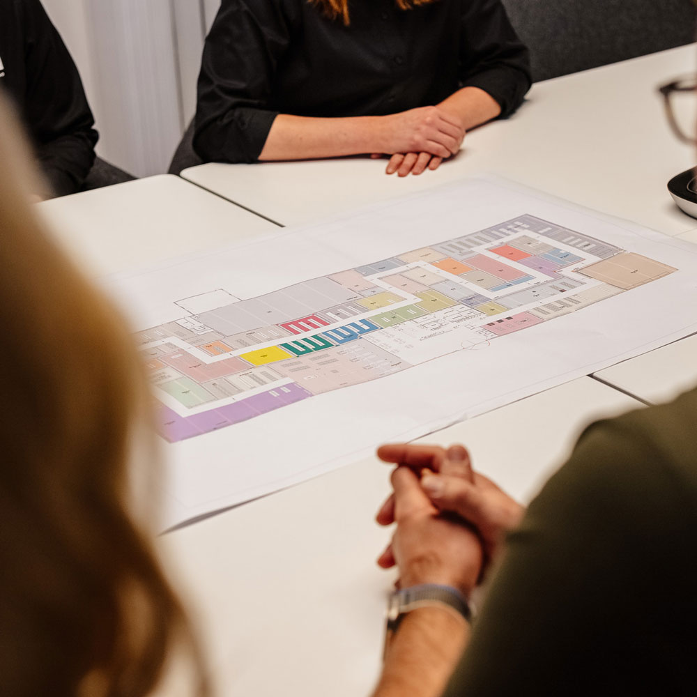 Bo, Sandor och Martina från SOH Butiksetablering sitter och planerar